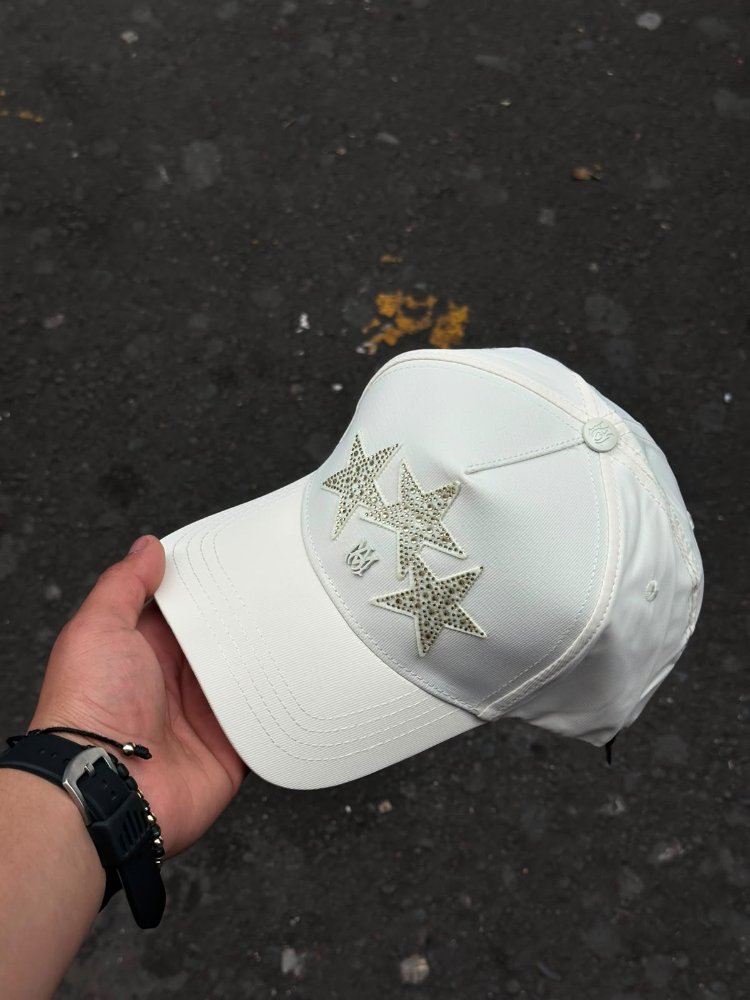 Gorra blanca con estrellas decorativas