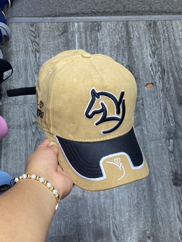 GORRA YEICON JIMENEZ BEIGE CON NEGRA