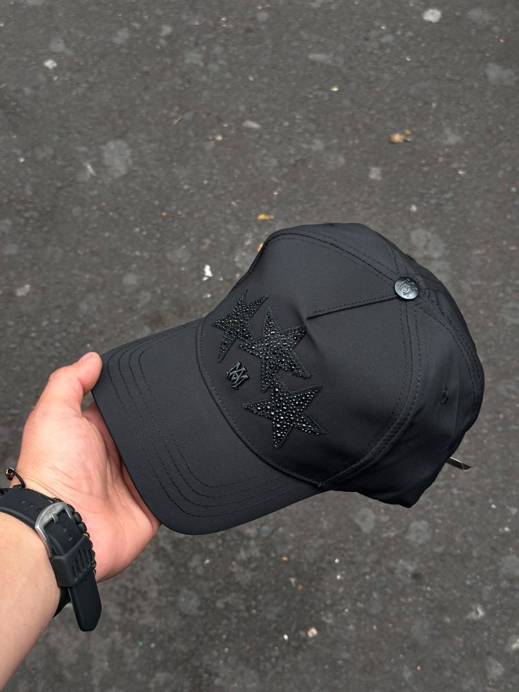 Gorra negra con estrellas decorativas