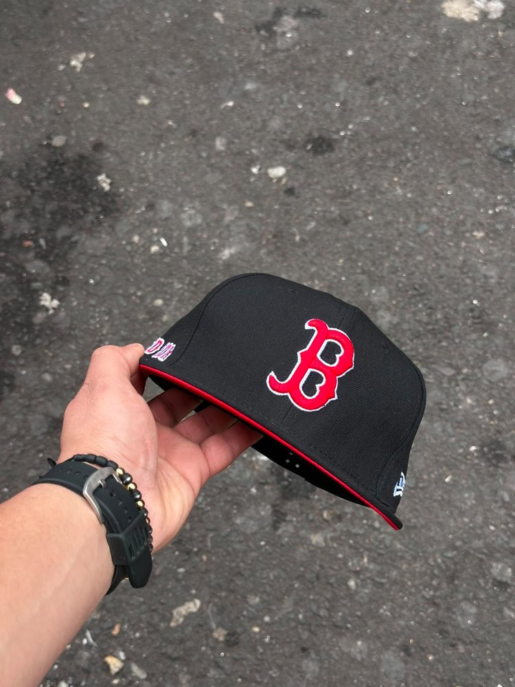 Gorra Boston Red Sox negra con visera roja