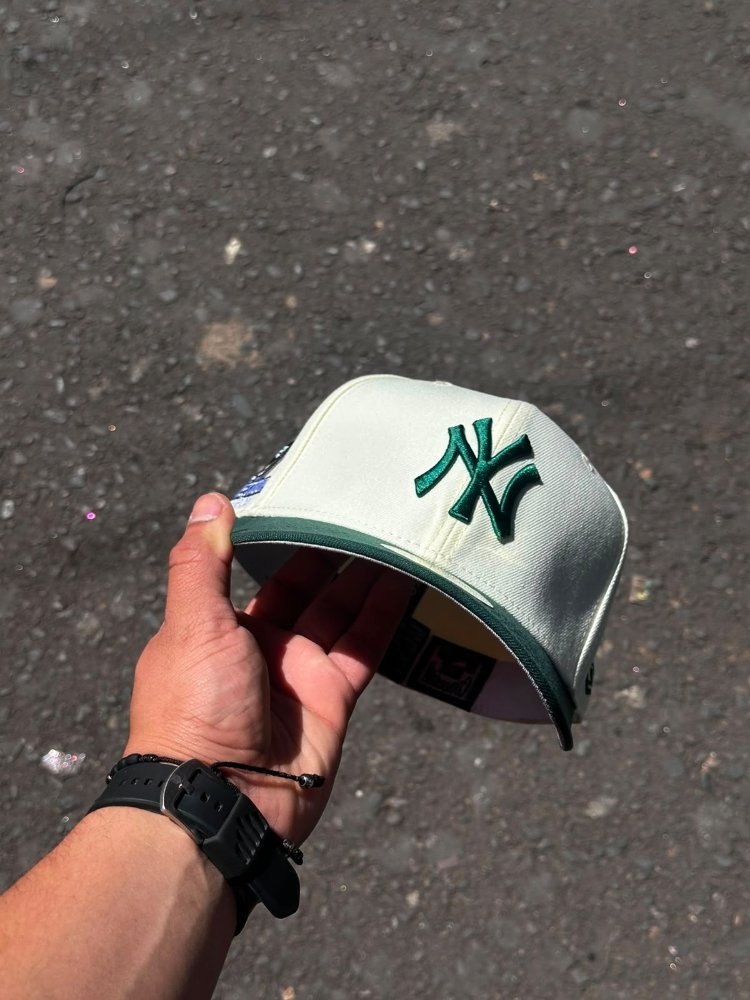 Gorra New York Yankees verde y crema CERRADA