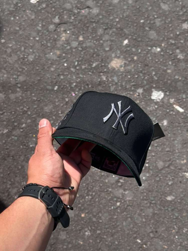 Gorra negra New York Yankees CERRADA