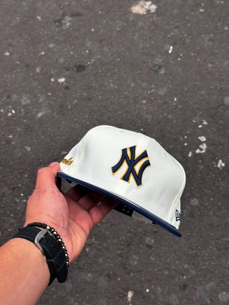 Gorra New York Yankees blanca y azul marino AJUSTABLE
