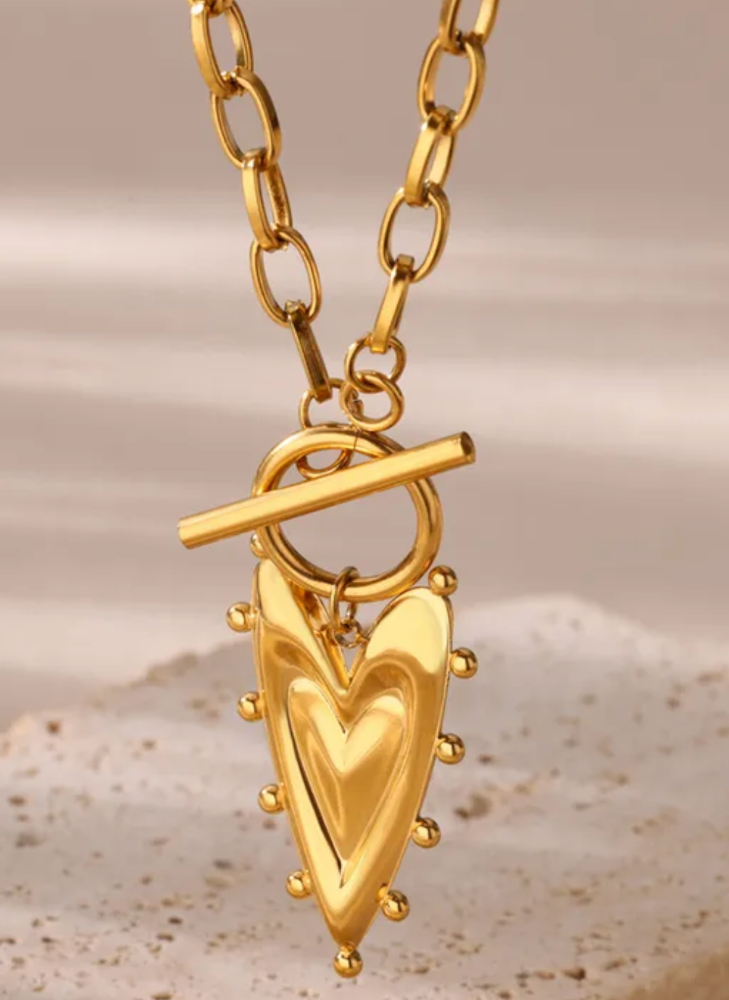 Collar de corazón dorado