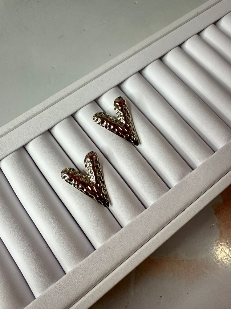 Aretes de corazon corrugados