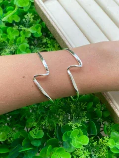 BRACELETE REGULAVEL COM DETALHE EM ONDA