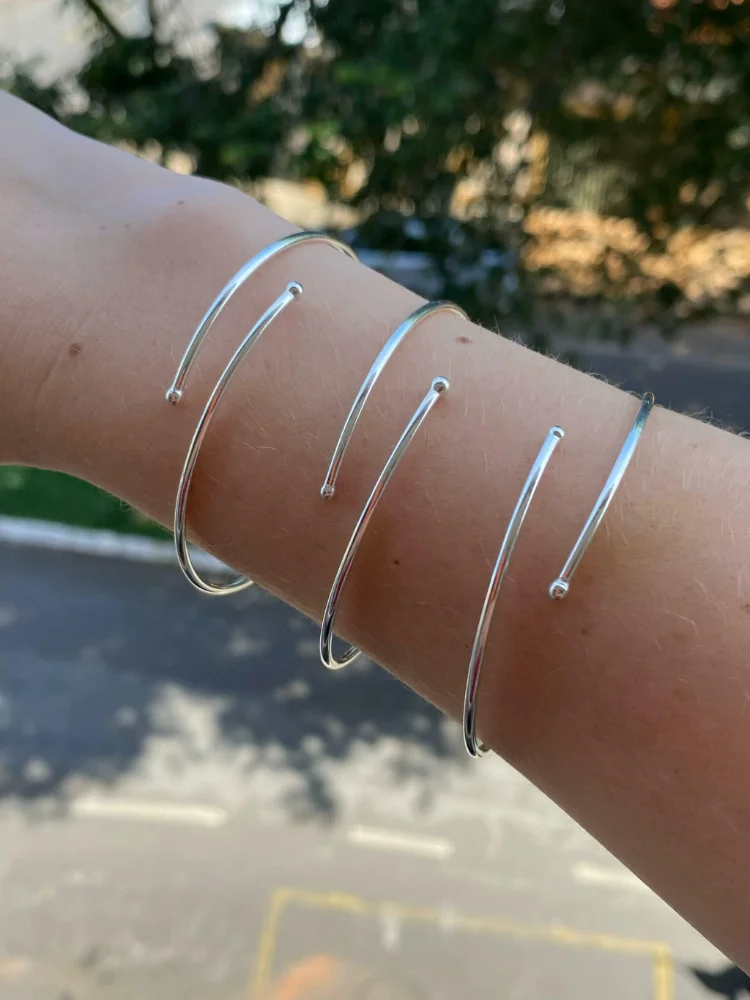 BRACELETE AJUSTÁVEL REDONDO COM DETALHE EM ESFERAS