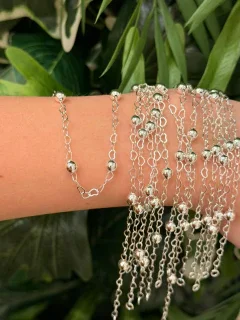 PULSEIRA EM ELOS DE CORAÇÕES COM DETALHE EM BOLAS