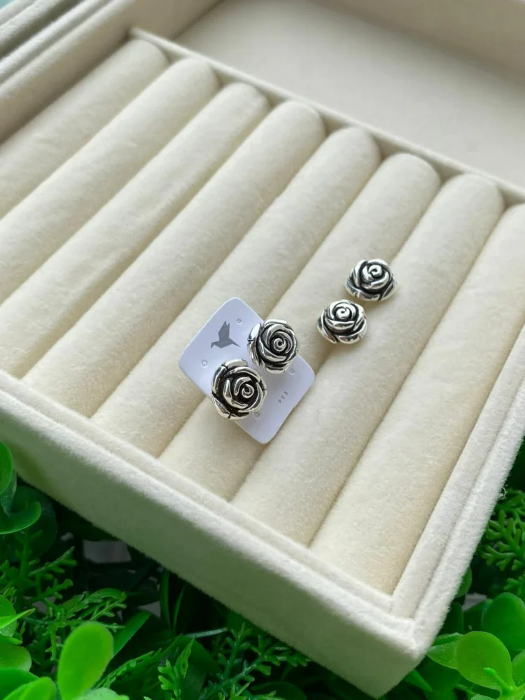 BRINCO FLOR COM DETALHE NA PRATA ENVELHECIDA