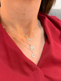 COLAR COM PINGENTE LETRA NA MICRO ZIRCÔNIA M