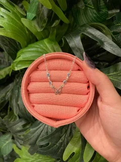 COLAR COM BORBOLETA E ZIRCÔNIAS AZUL