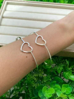 BRACELETE DE CORAÇÃO VAZADO