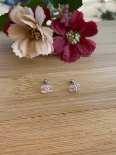 PIERCENG TRAGUS FORMATO CHANEL NA ZIRCONIA