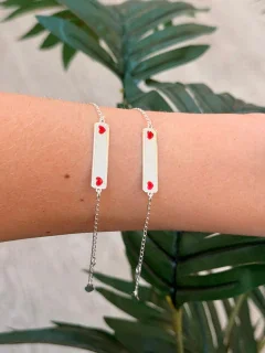 PULSEIRA INFANTIL COM PLAQUINHA E CORAÇÕES