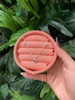 COLAR COM PINGETES DE CORAÇÃO AZUL CLARO 40CM