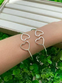 BRACELETE COM DETALHE DE CORAÇÃO