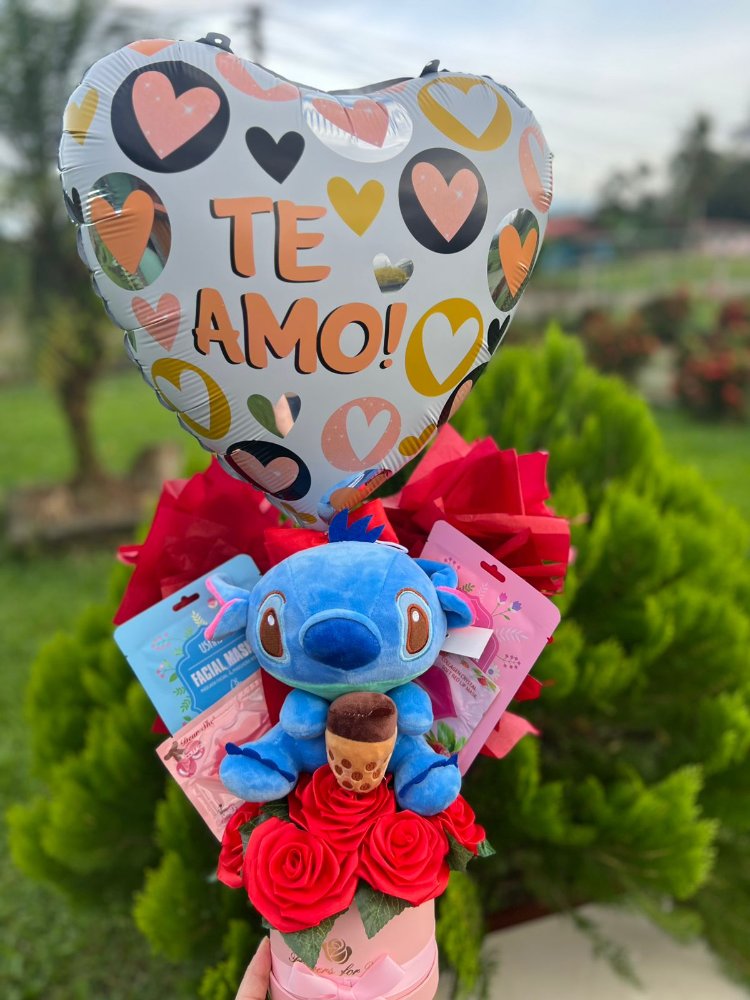 Arreglo Stich mediano +Globo +rosas eternas+ mascarillas