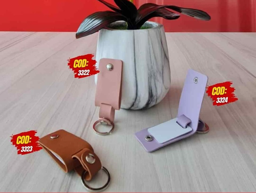 LLAVERO DE CUERO LILA CON PLAQUITA DE ALUMINIO