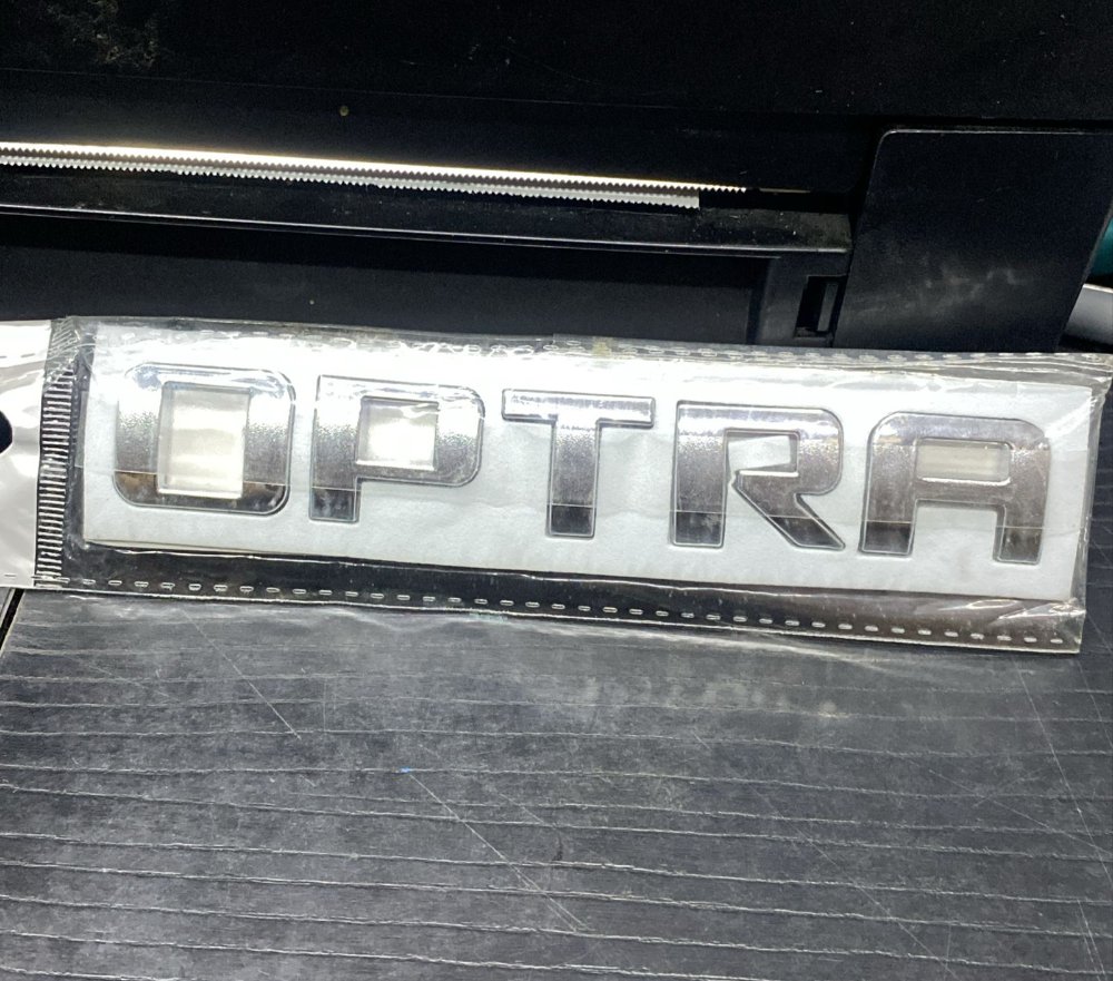 LOGO PALABRA OPTRA CROMADO