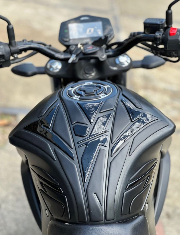 protector de tanque negro mate negro brillante gixxer