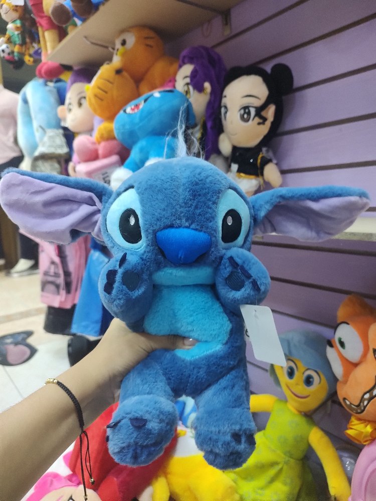 stich mueve orejas