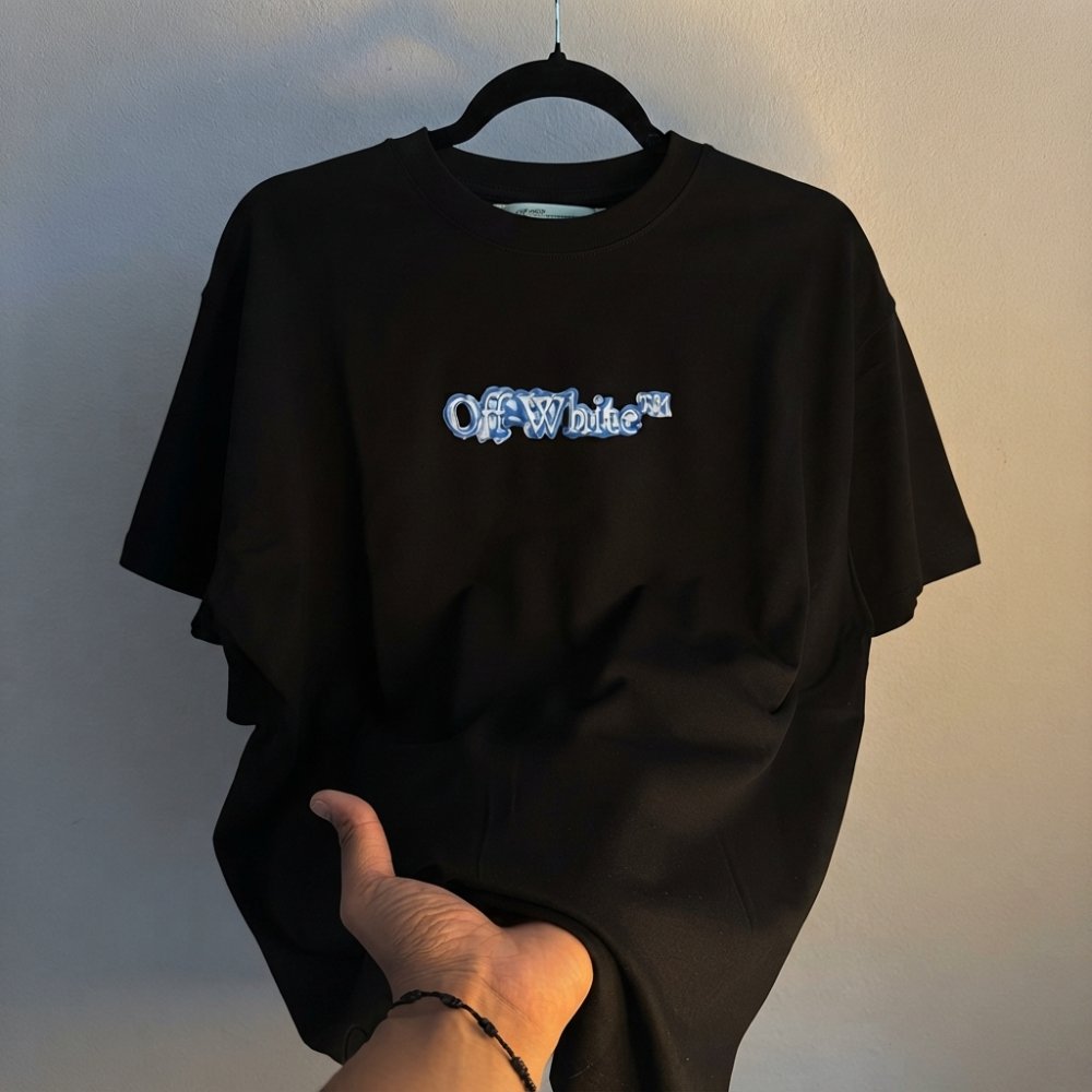 playera Off White negra con estamapado azul