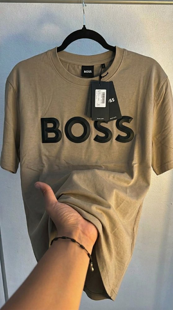 Playera cuello redondo BOSS café letras negras