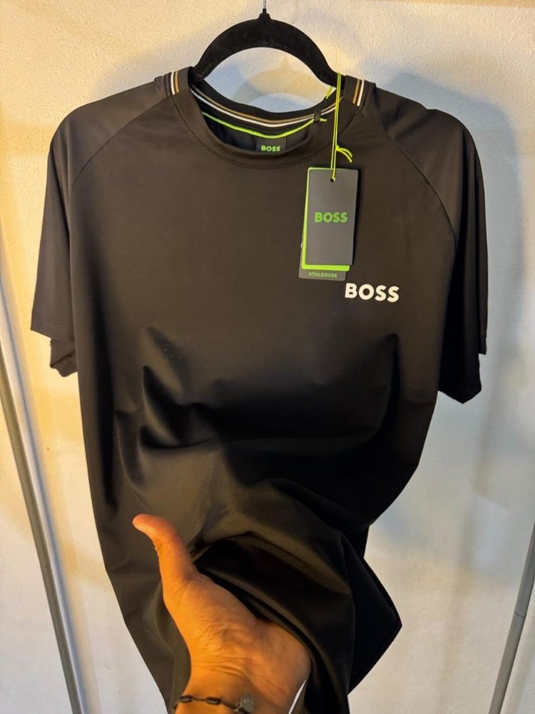 playera cuello BOSS negra