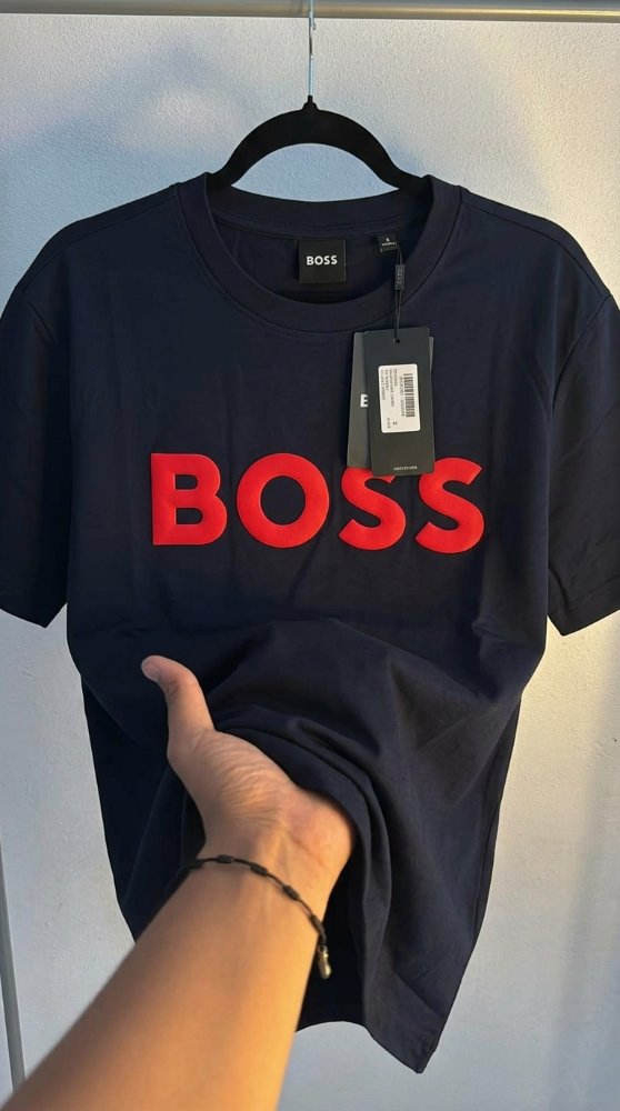 playera cuello redondo azul marina BOSS letras ROJAS