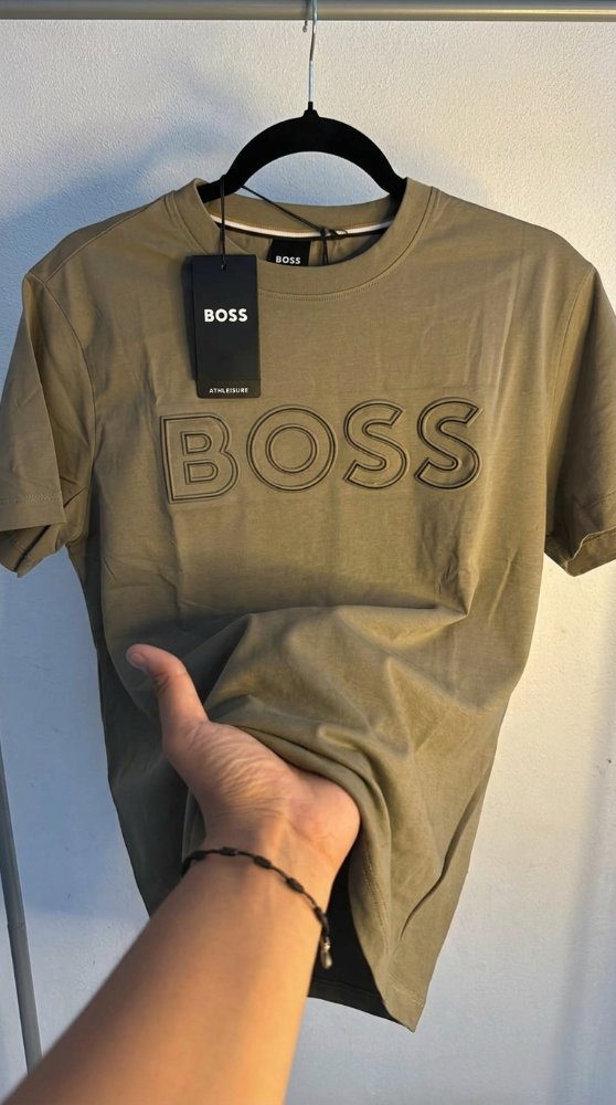 playera cuello redondo Boss cafe letras Delineadas