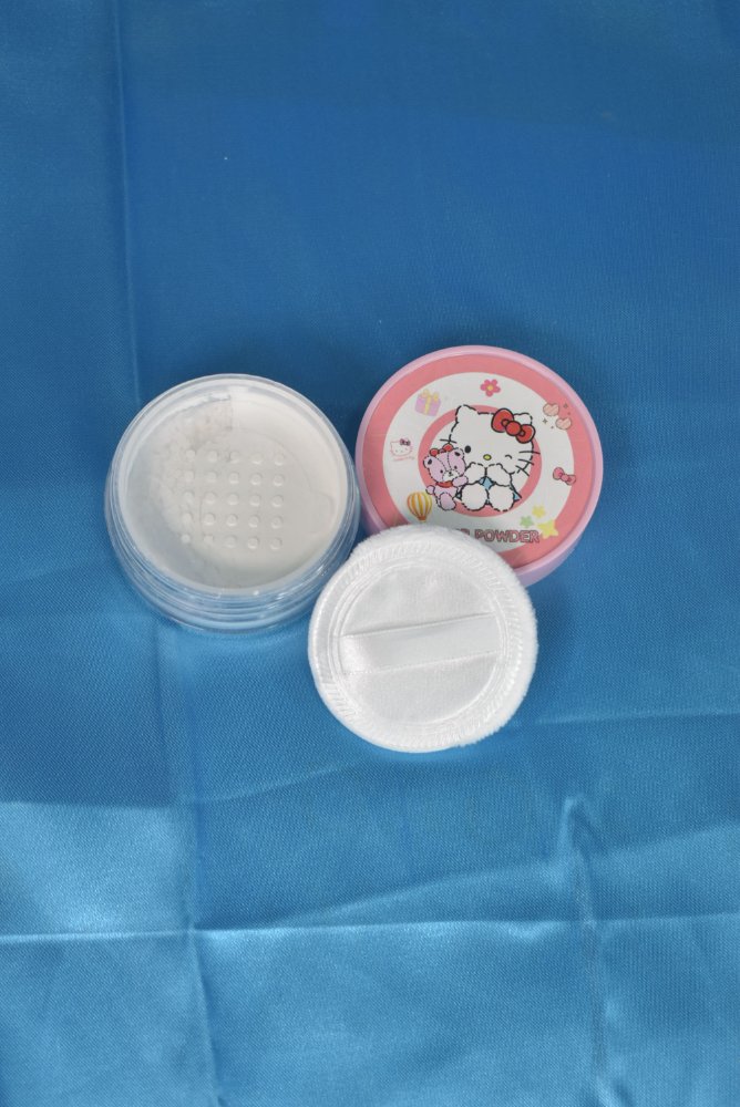 Polvo traslucido tapa rosada hello kitty maybelucky