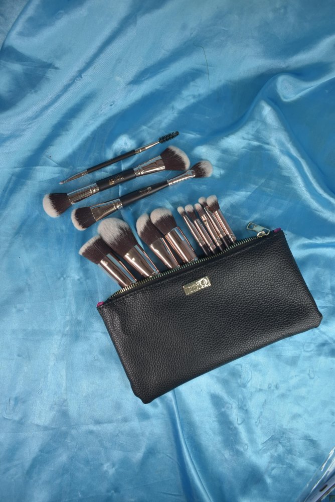 Brochas x12+Cosmetiquera Negra Trendy
