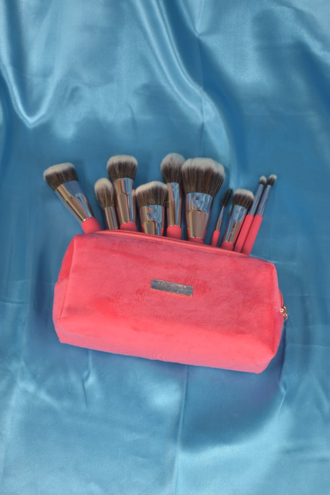 Set De Brochas Fucsia + Cosmetiquera Trendy