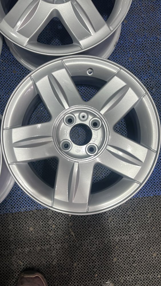 LLANTA  RENAULT SANDERO RODADO 15 SIN CENTROS