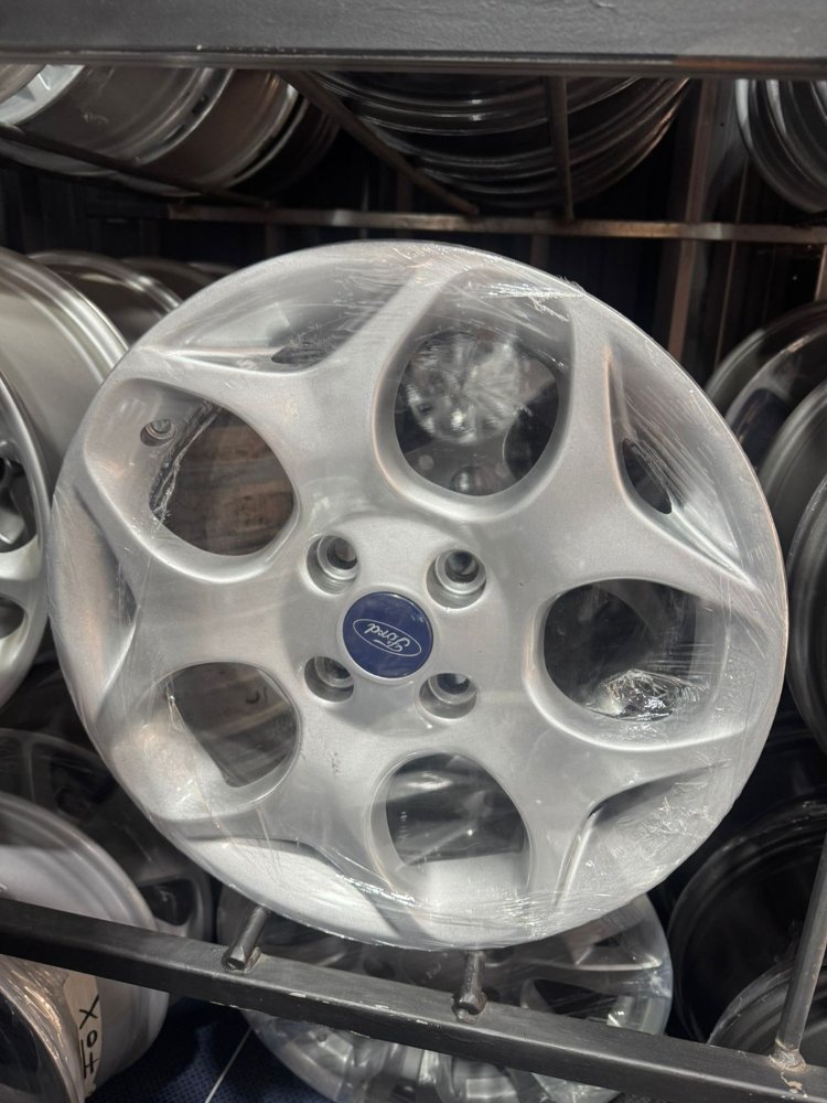 FORD FIESTA KINETIC 16' GRIS METALIZADO