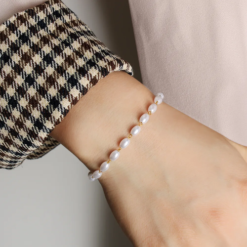 Pulsera ovalos blancos.