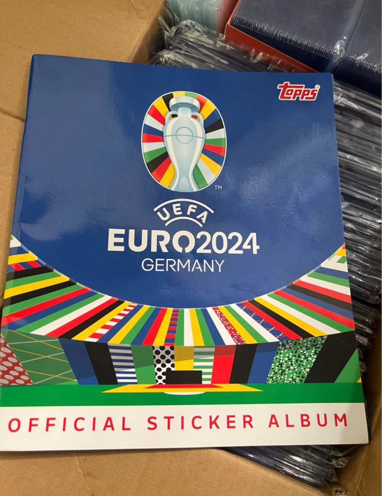 Album Topps UEFA Euro 2024 con algunas stickers