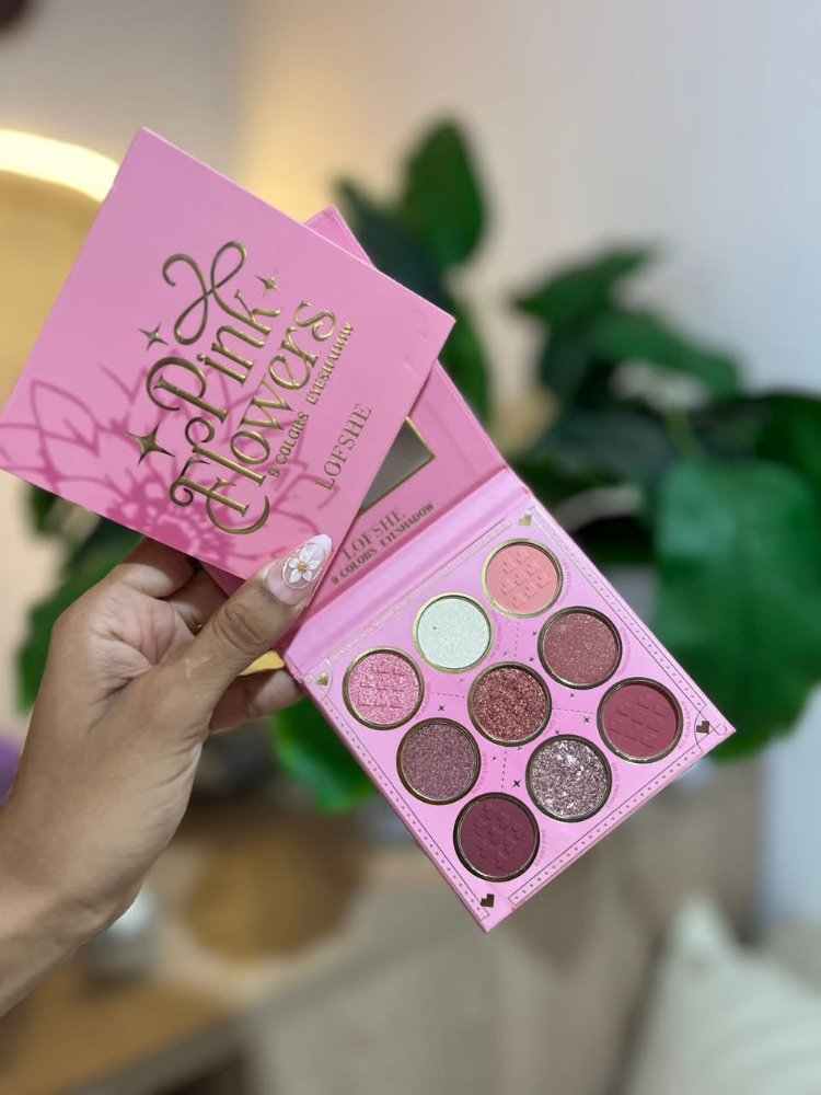 Paleta de sombras PINK FLOWERS contiene sombras color nude, satinado y espejo
