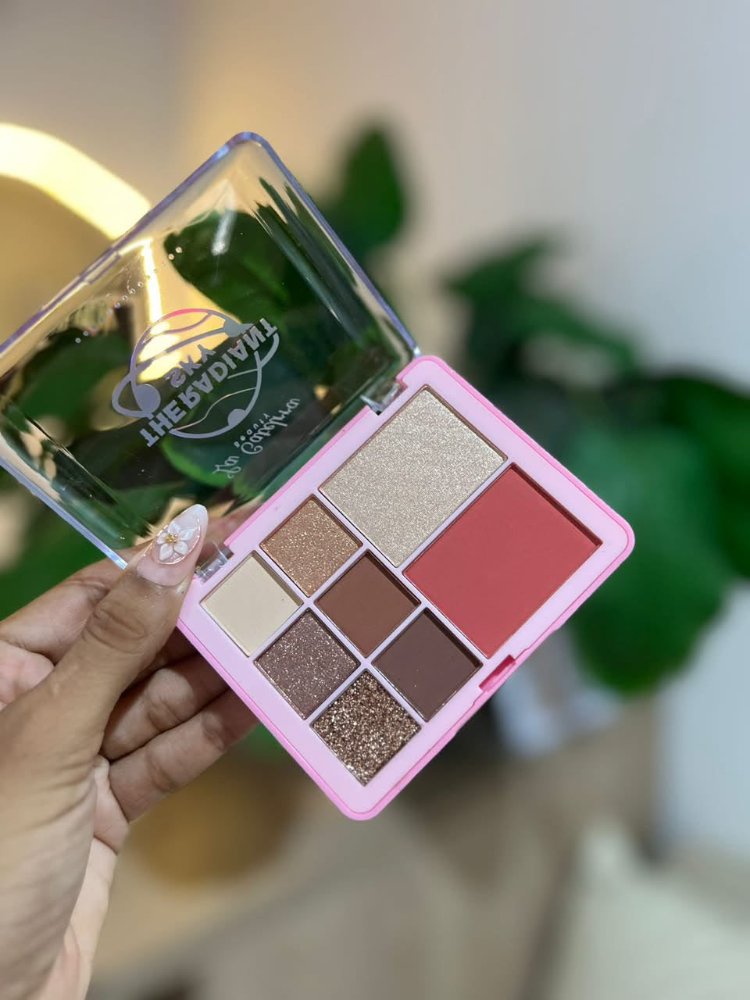Paleta de sombras RADIANT  incluye tonos nude, satinado y rubor