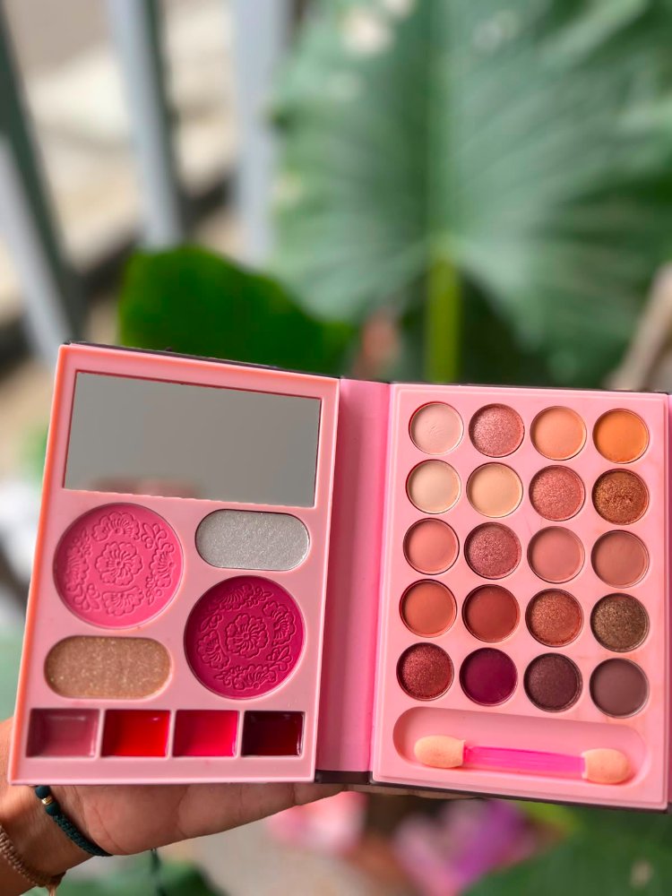 Paletas libro, bello girl  Iluminadores + rubor +sombras tono tierra y satinada, sombras glite, y crema labial.