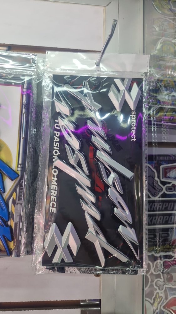 EMBLEMA PULSAR 180 PIRAMIDE