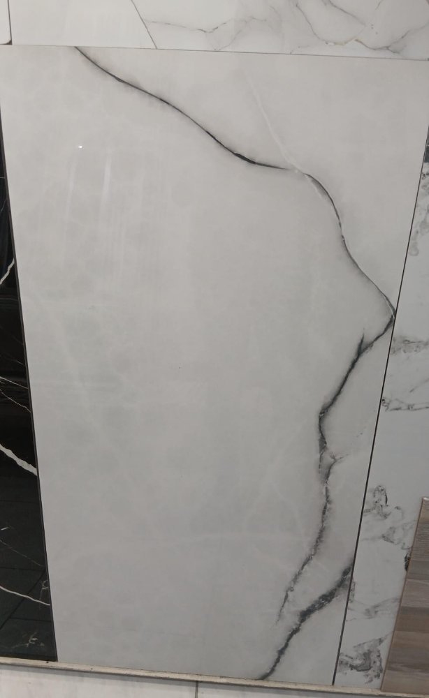 PORCELANATO BLANCO CON LINEA NEGRA