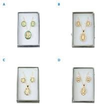 JUEGO DE CADENA Y ARETES DORADO CAJA FUCSIA