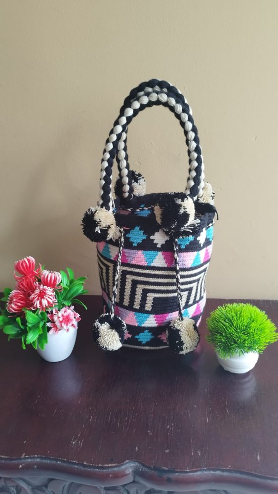 Bolso mediano con diseño asa trenzada