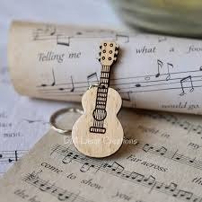 Llavero guitarra de madera