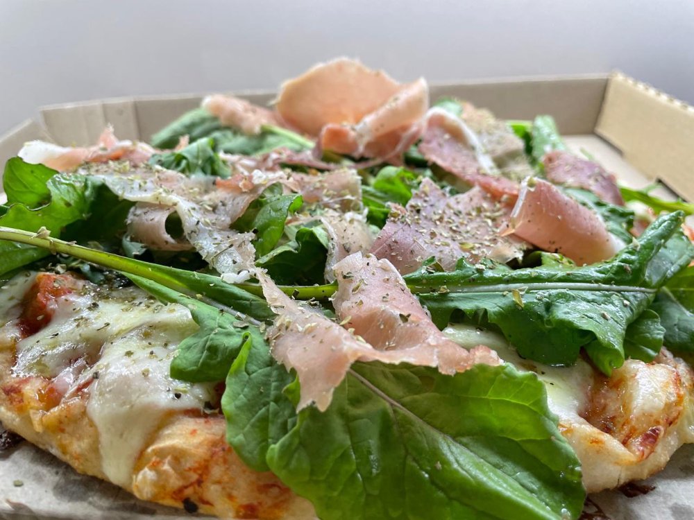 PIZZA RUCULA Y CRUDO