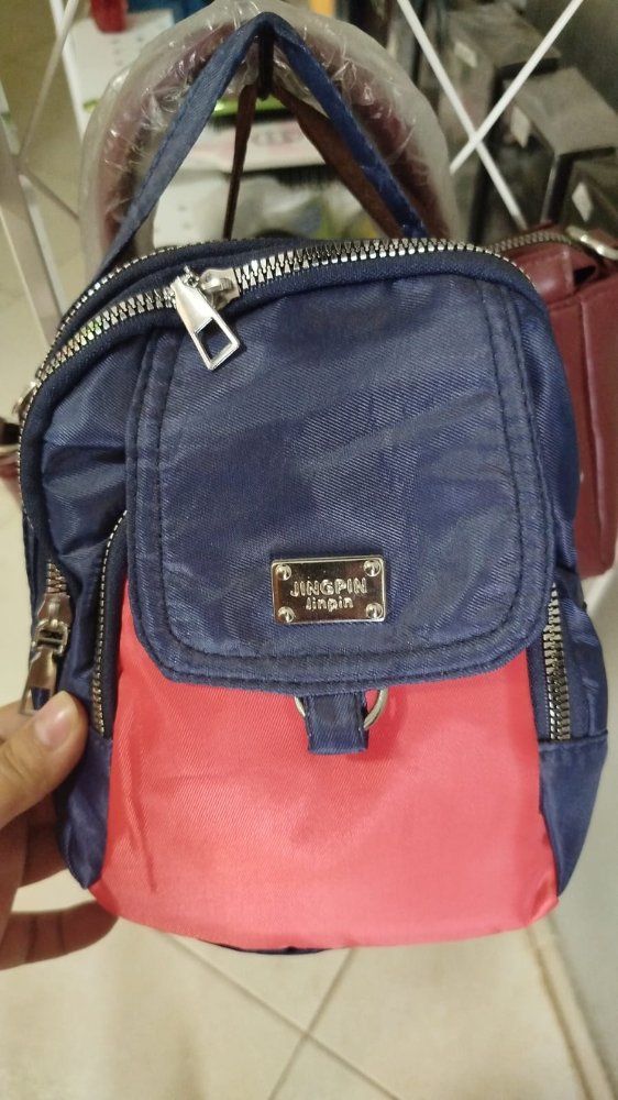 Bolso azul y negro