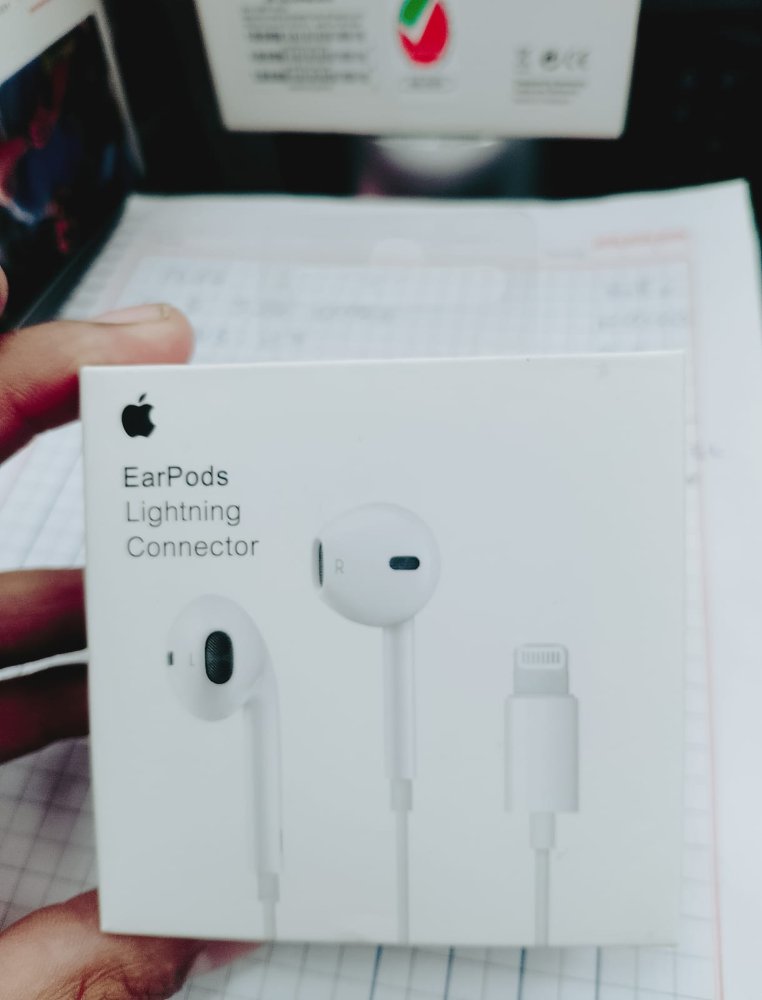 EAR PODS LIGHTNING CONNECTOR