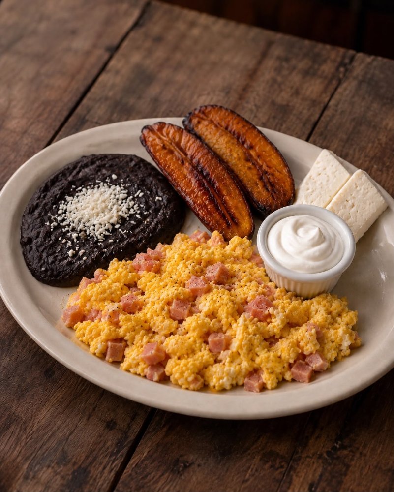Desayuno  huevo revuelto con jamon
