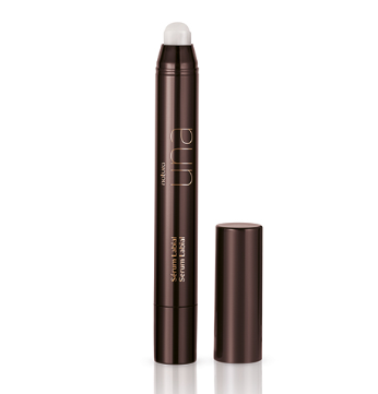 Una sérum labial incoloro